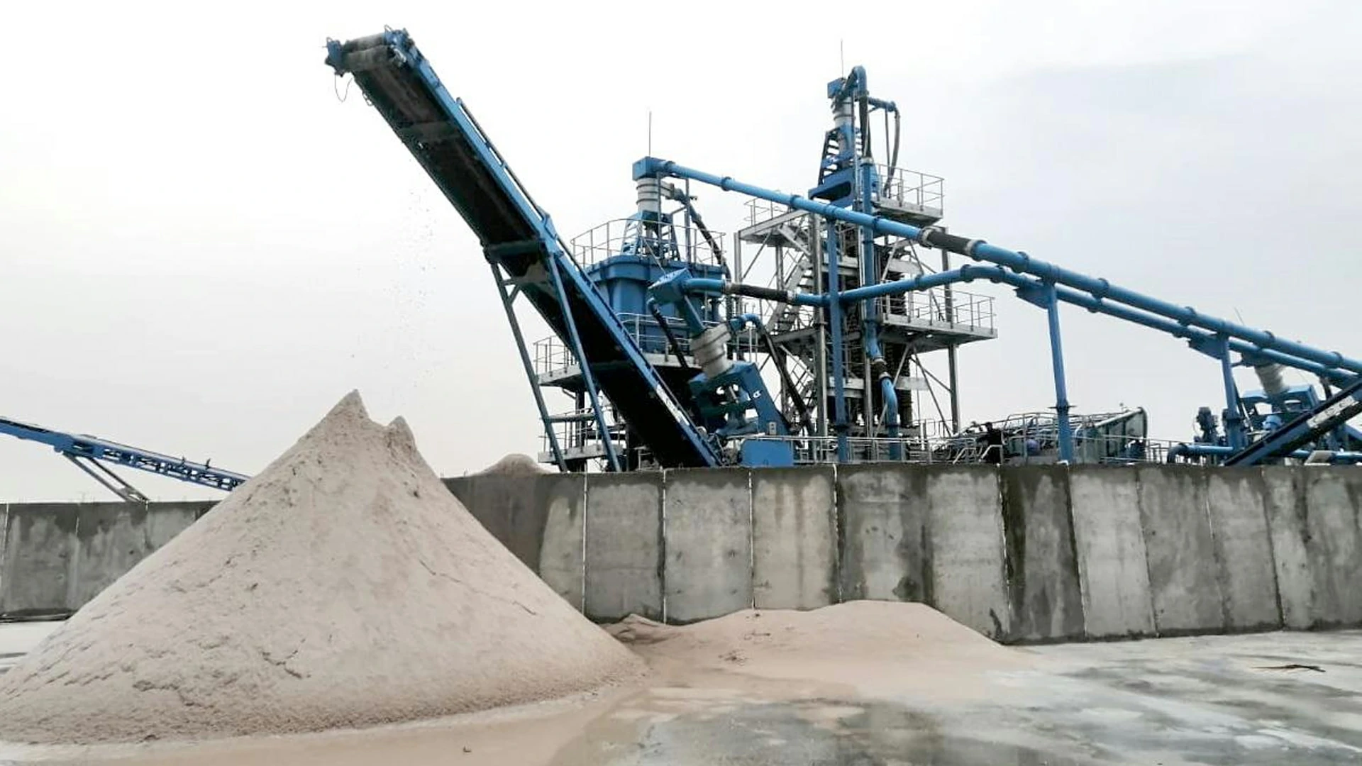 silica sand image
